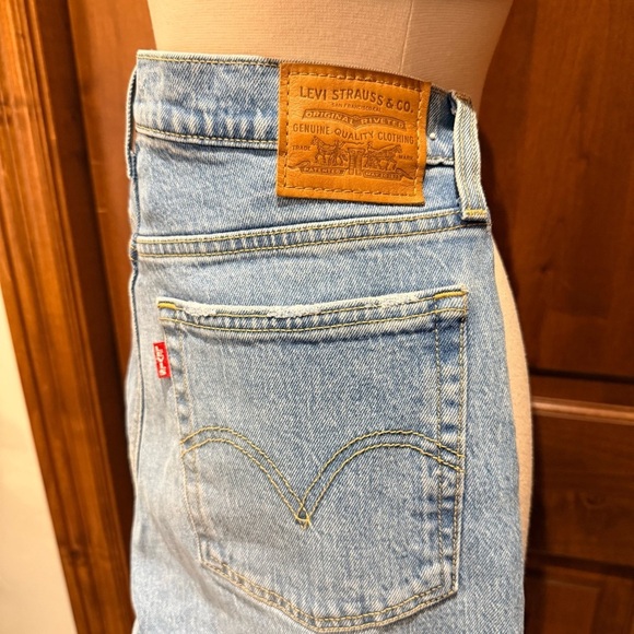 💋Levi's Wedgie Light Blue Straight Leg frayed hem Women's Jeans size 29 - Picture 6 of 9